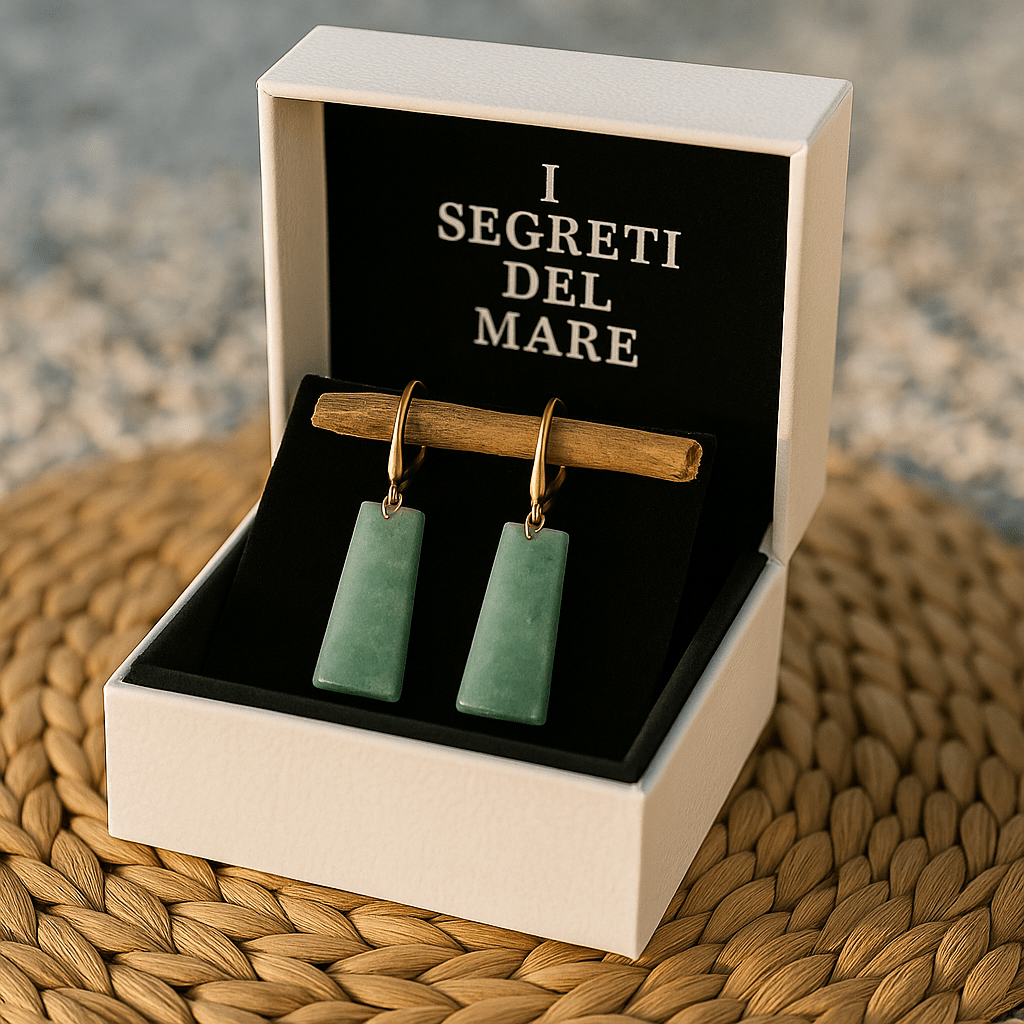 Malou | Smaragdgrøn Øreringe" can be rewritten as "Malou | Emerald Green Earrings.