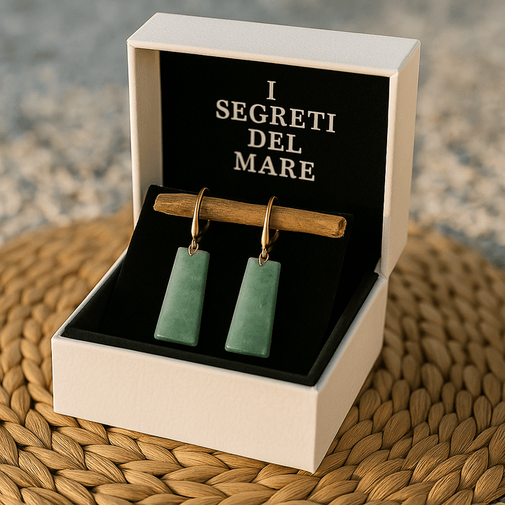 Malou | Smaragdgrøn Øreringe" can be rewritten as "Malou | Emerald Green Earrings.