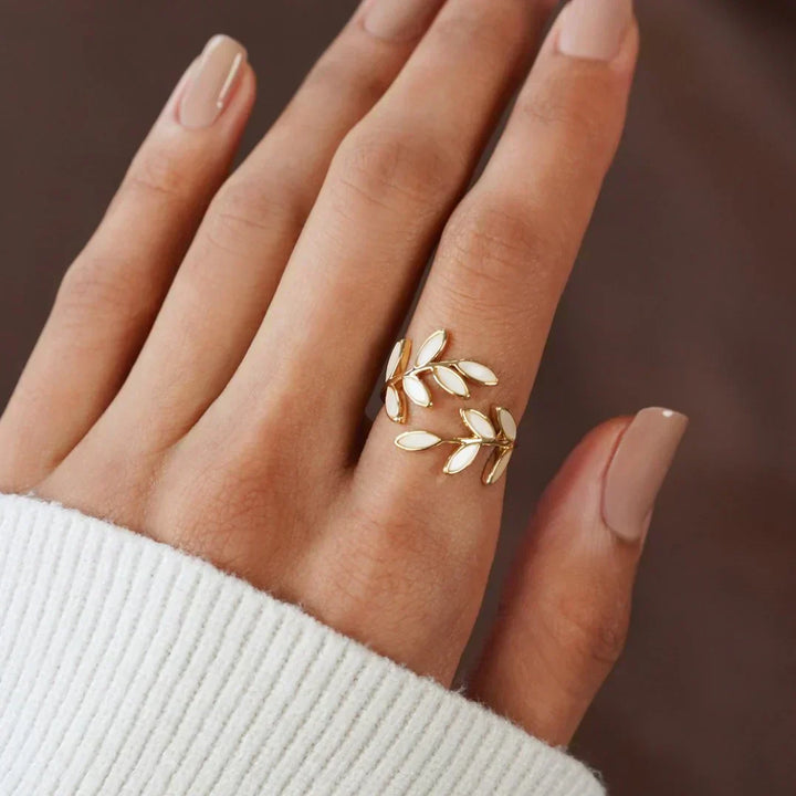 Justerbar Ring med Hvid Opal Blad