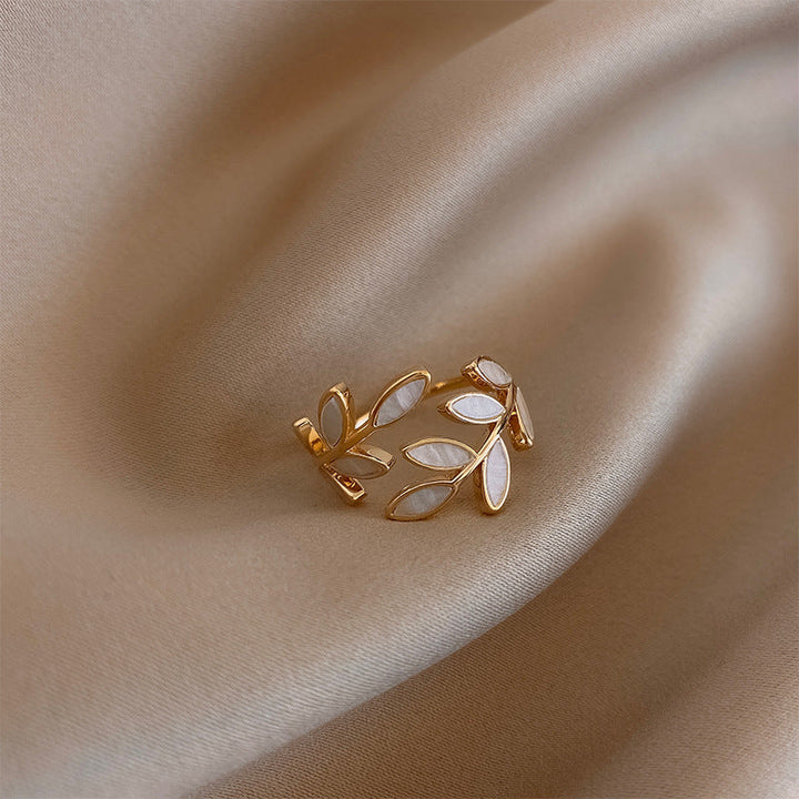 Justerbar Ring med Hvid Opal Blad
