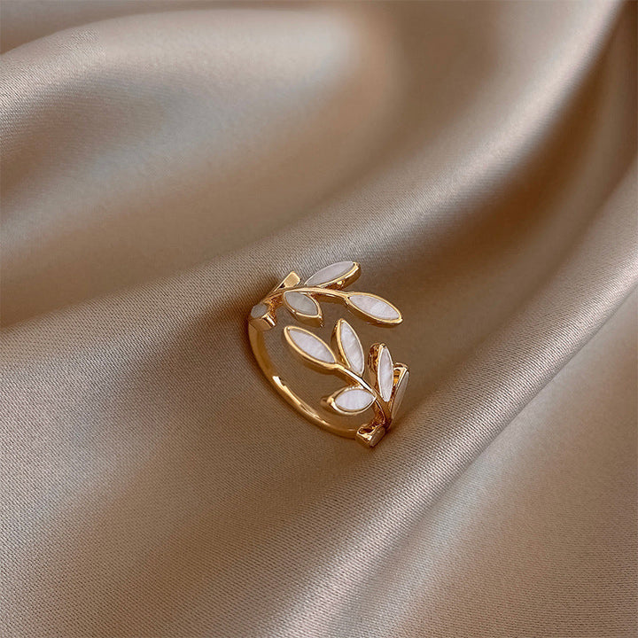 Justerbar Ring med Hvid Opal Blad