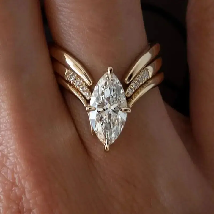 Guldring med dråbeformet krone