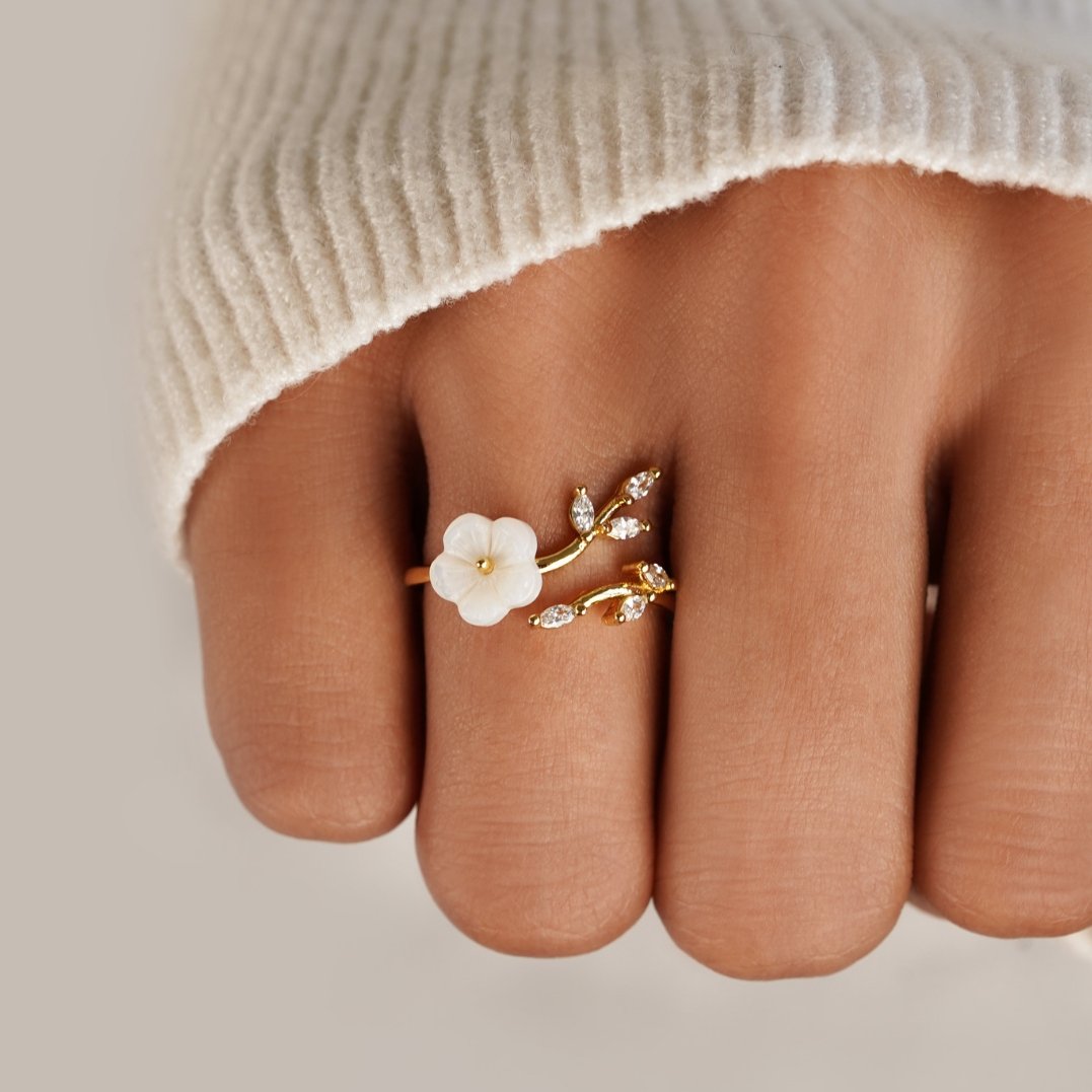 Ring med hvid blomst