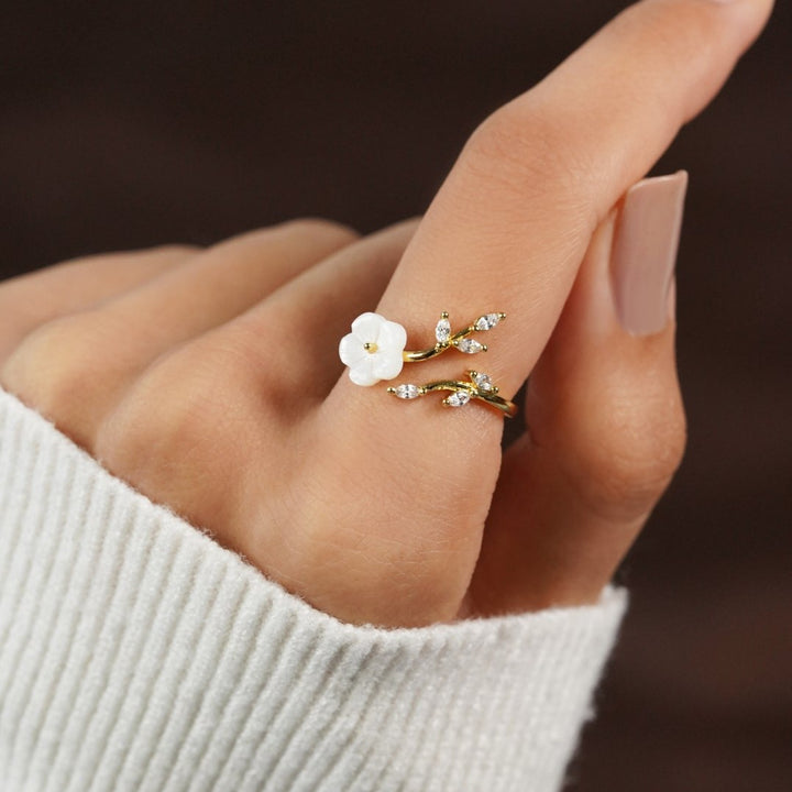 Ring med hvid blomst