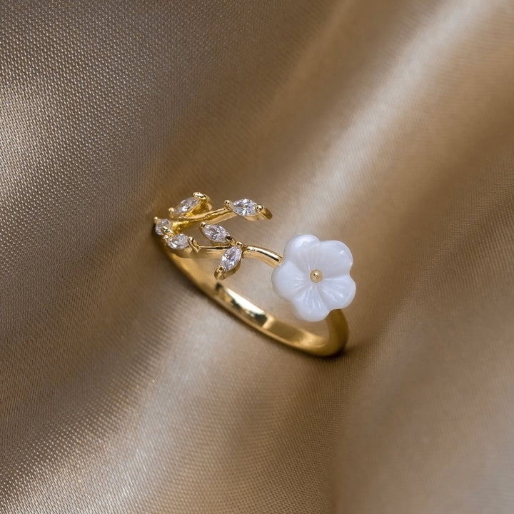 Ring med hvid blomst