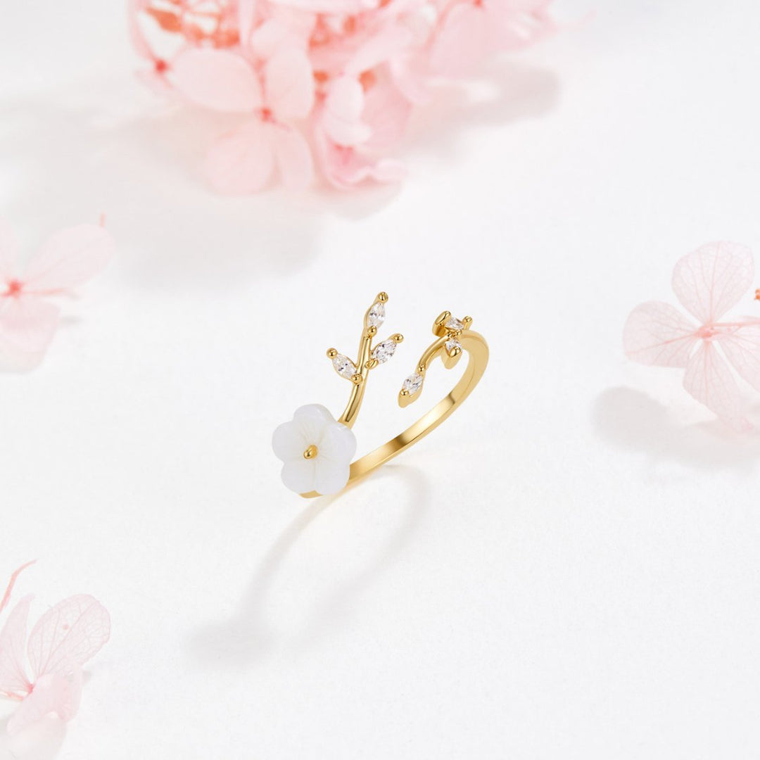 Ring med hvid blomst
