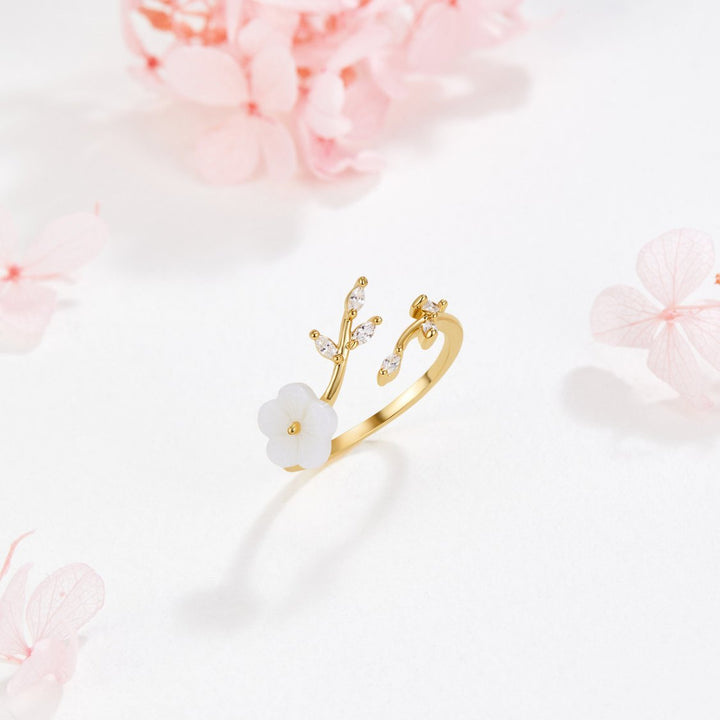 Ring med hvid blomst