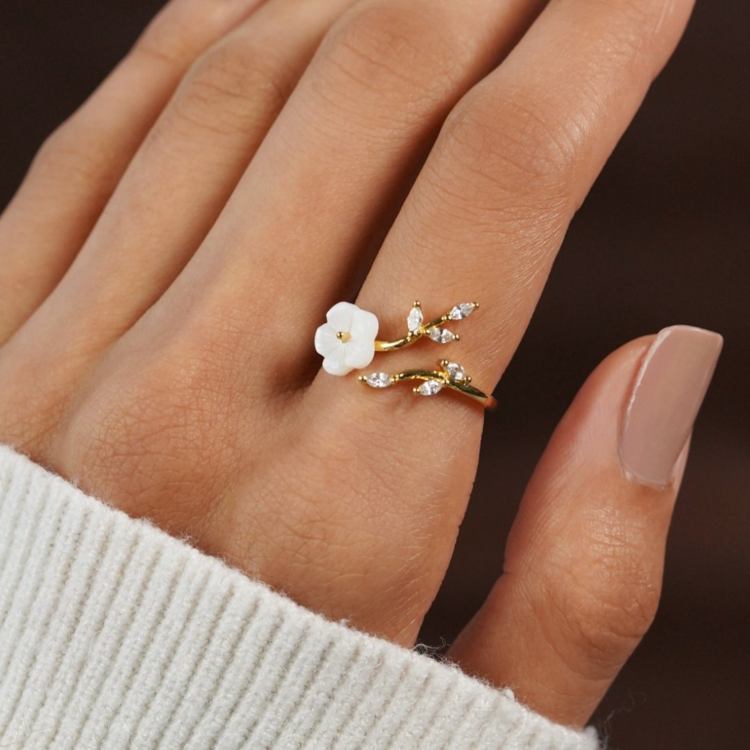 Ring med hvid blomst